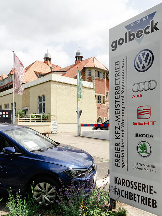 Zufahrt mit Blick auf das historische Bauwerk in Berlin-Buch