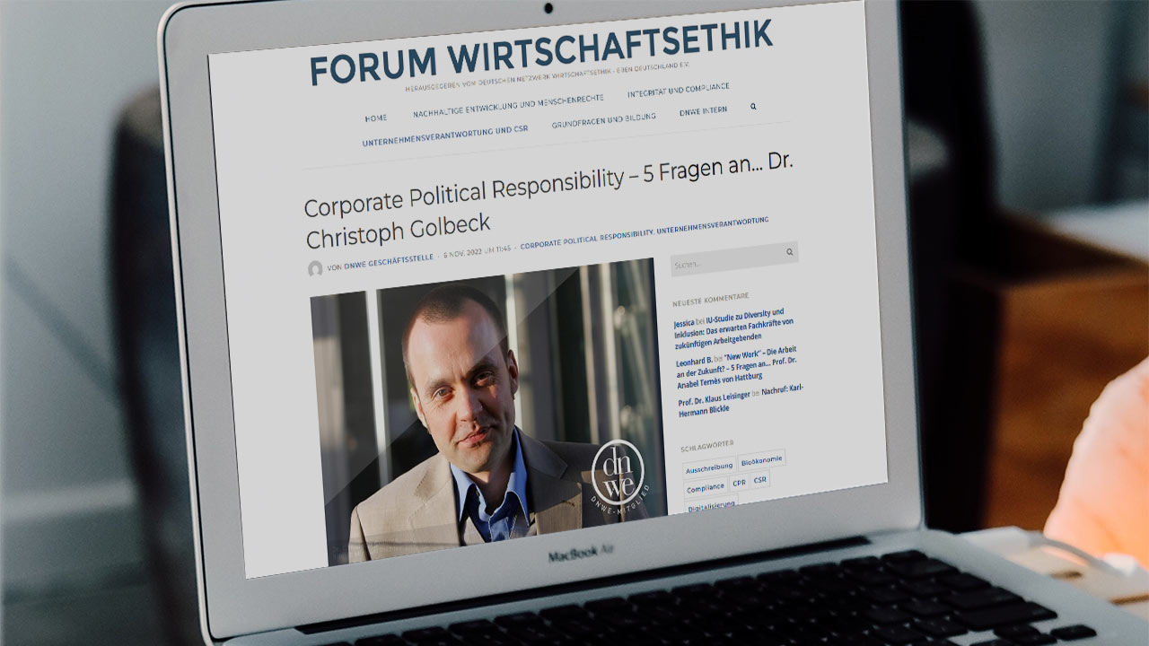 Macbook zeigt die Website des Forum Wirtschaftetik mit einem Interview